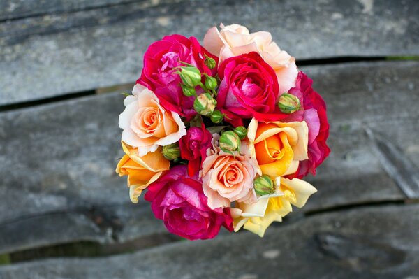 Beau bouquet de mariage de différentes roses