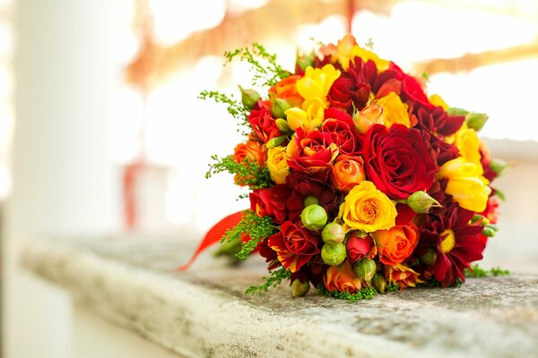 Bouquet de fleurs jaunes rouges