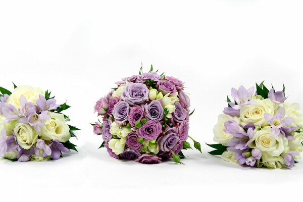 Tre bellissimi bouquet in colori delicati