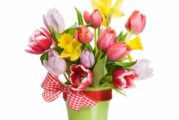 Bukiet tulipanów w wiaderku ze wstążką