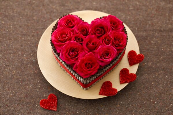 Roses rouges dans une assiette en forme de coeur