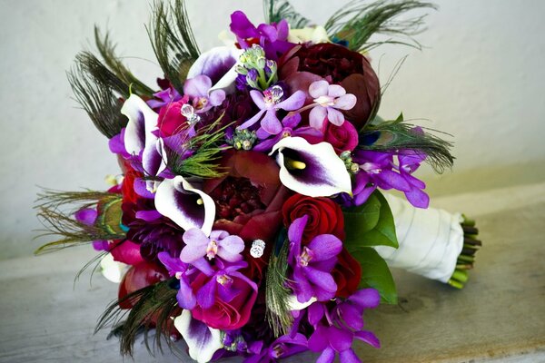 Disposizione di fiori viola bouquet