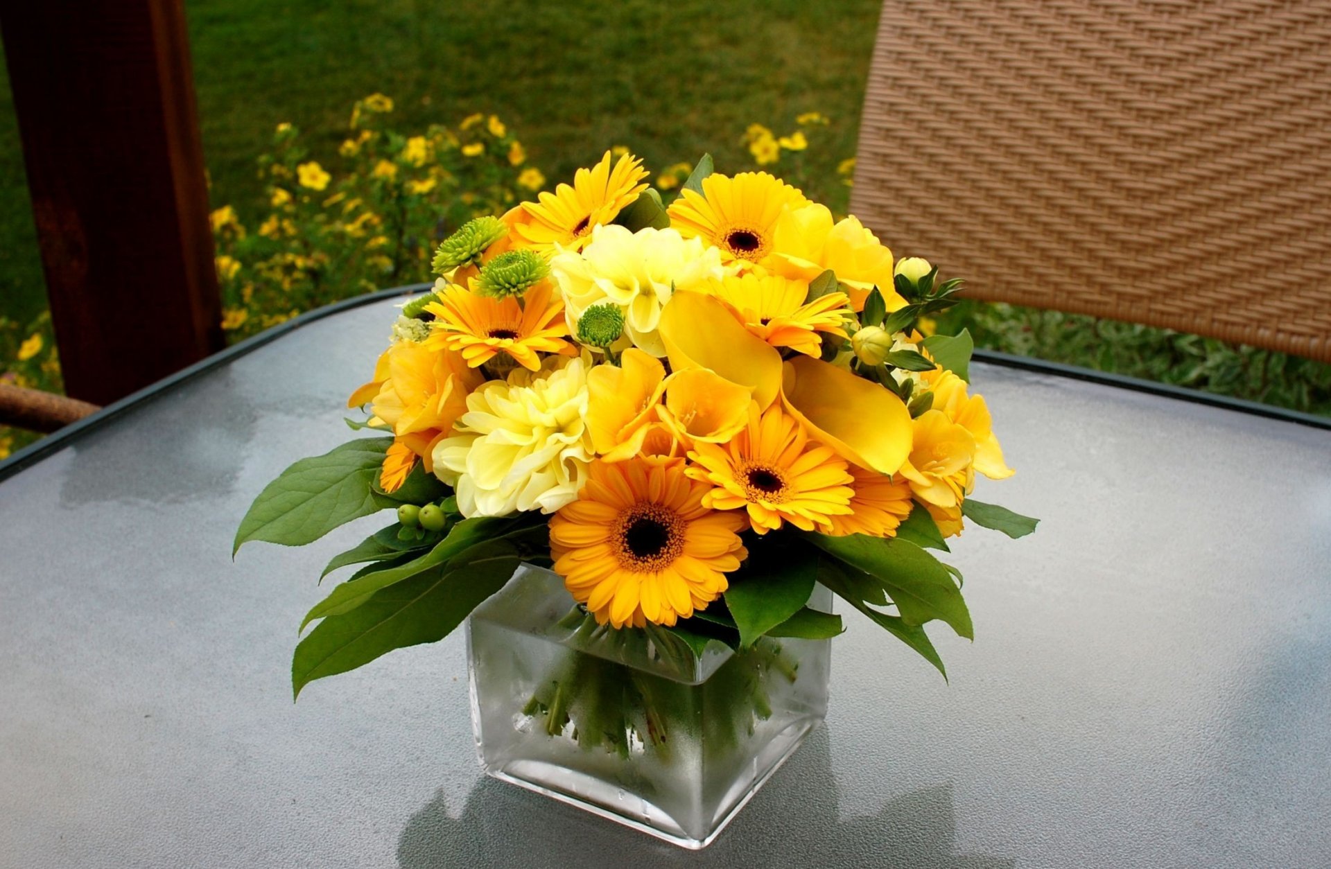 gerbera calla dahlien blumen gelbe farbe komposition blumenstrauß