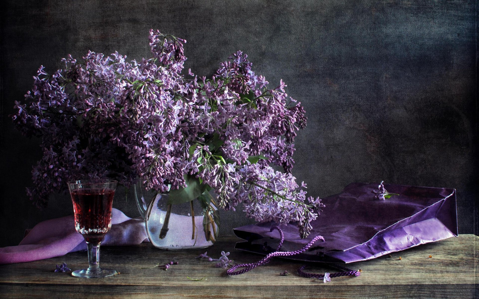 flieder stillleben blumen vase glas wein tisch paket