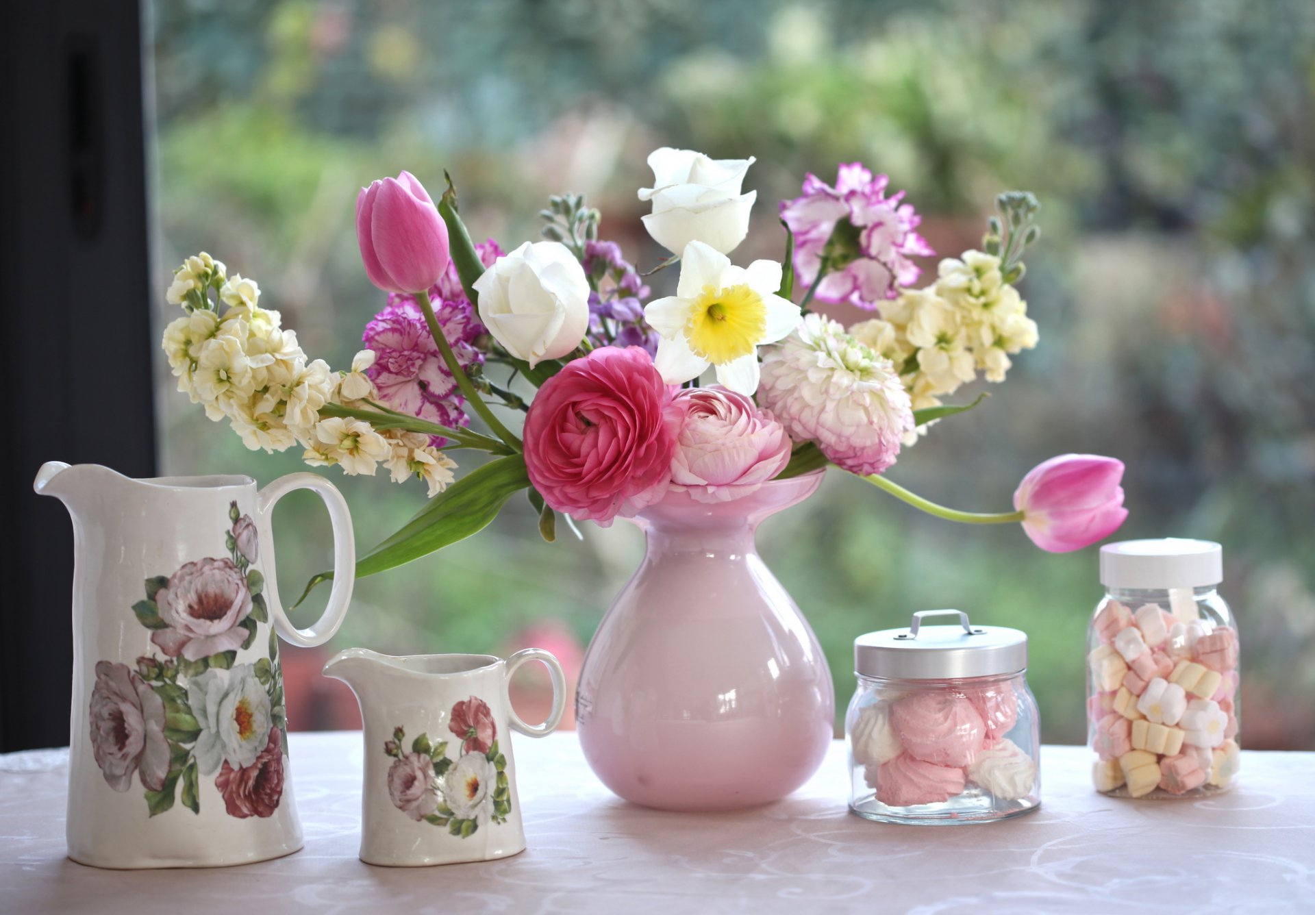 bouquet vase jars marshmallows tulips carnations narcissus ranunkulyus © elena di guardo