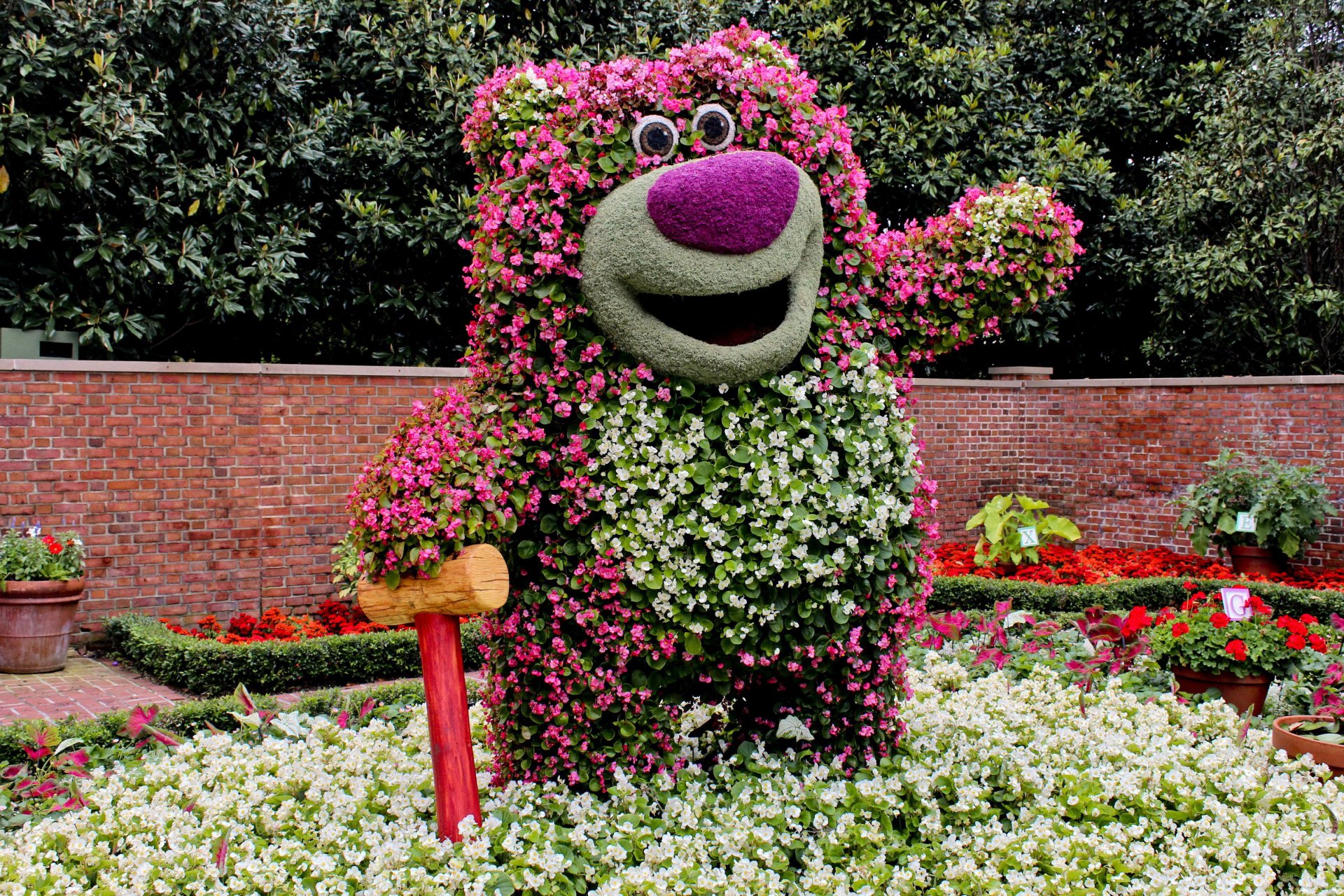 parque jardín arbustos multicolor flores escultura oso oso de peluche