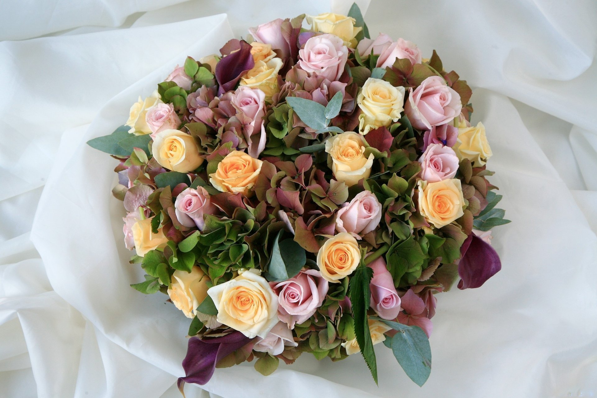 bouquet composition roses yellow pink flower