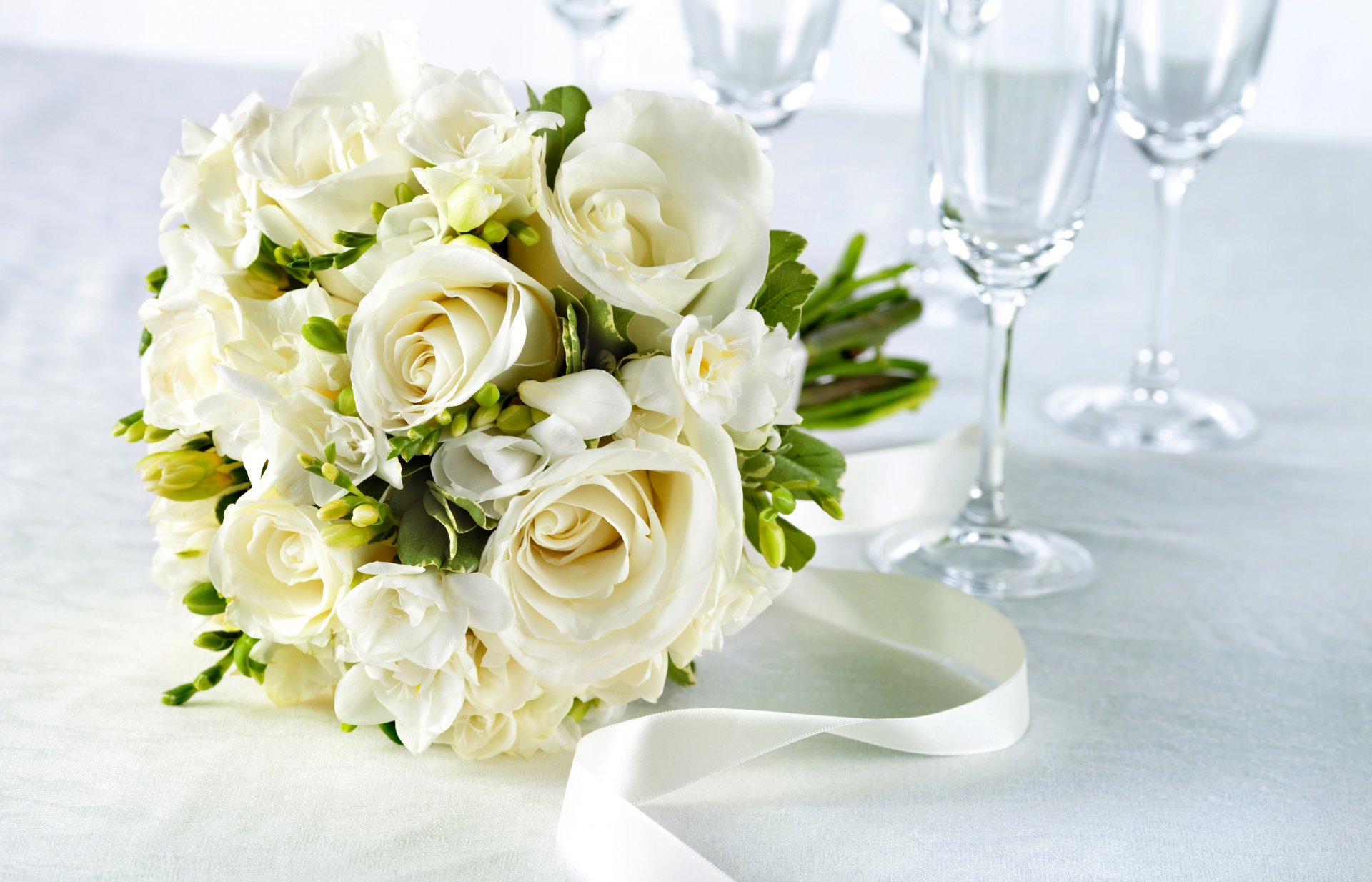 roses fleurs blanc bouquet ruban table verres à vin