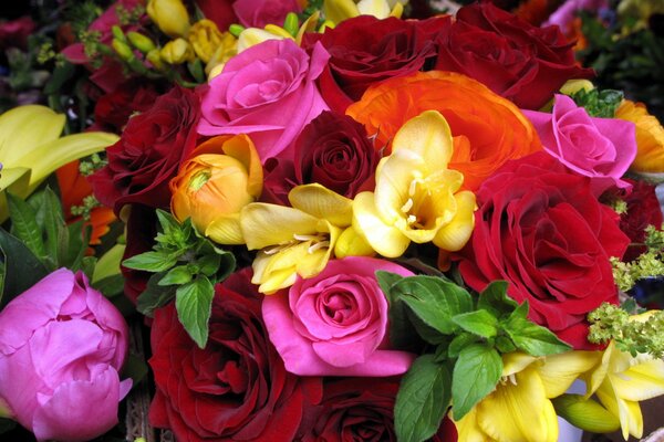 Красивый букет из разноцветных роз