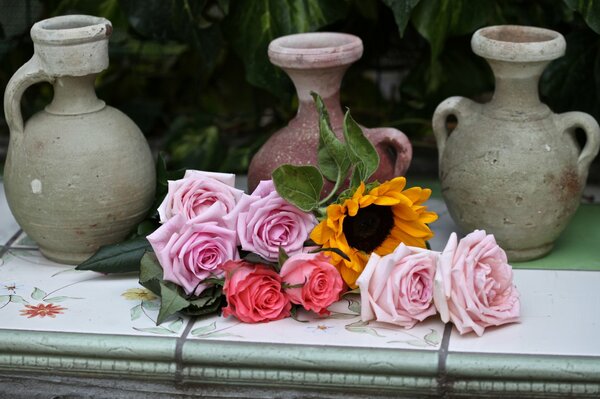 Bouquet of pink roses and sunflowers