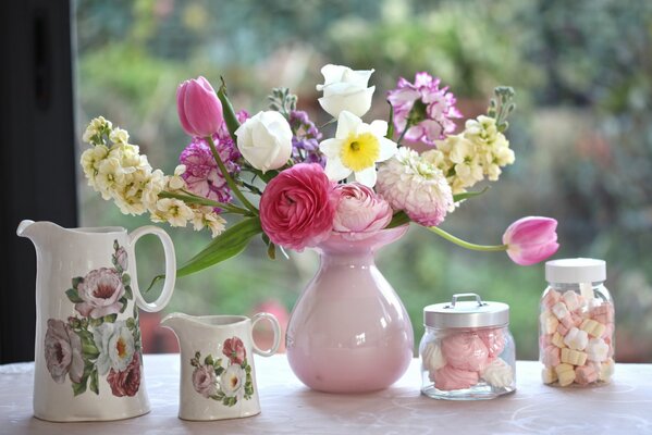 Foto de un ramo en un jarrón de tulipanes rosas y narcisos