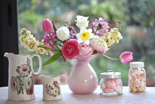 Фото букета в вазе из тюльпанов роз и нарцисов