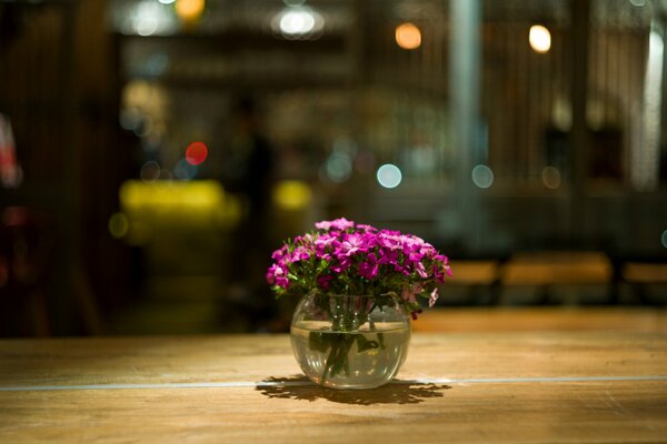 Bouquet de fleurs roses dans un vase