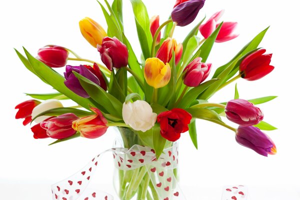 Ein Strauß schöner Tulpen in einer Vase