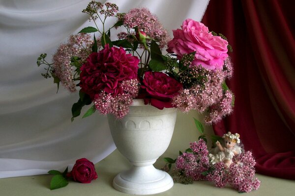 Schöner Blumenstrauß in einer weißen Vase