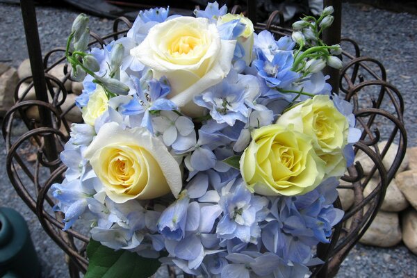 Ramo de rosas con otras flores