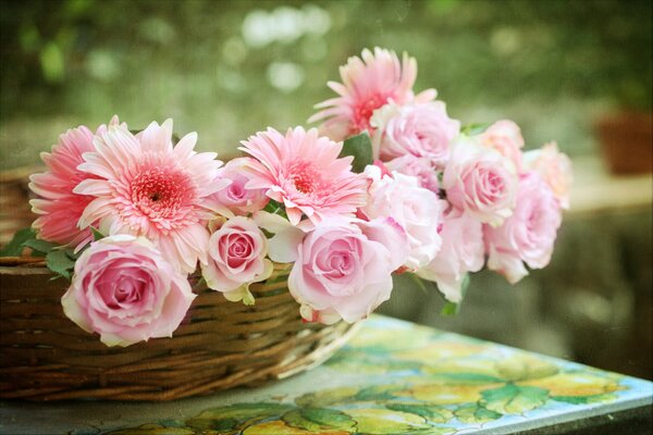 Cesta de rosas y gerberas para regalo