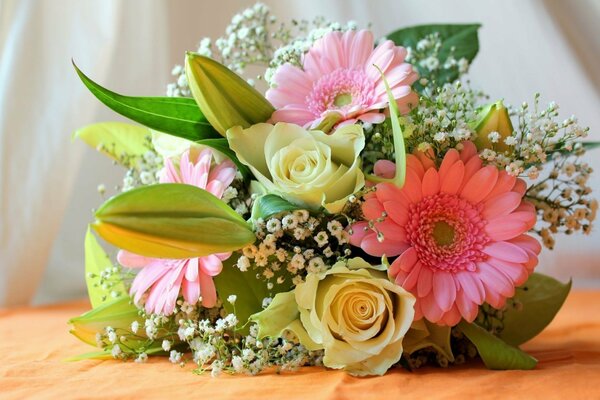 Ramo de rosas y gerberas para su amada