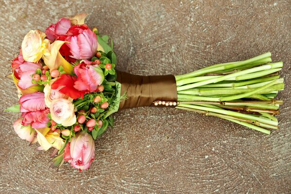 Ein schöner Strauß ranunculus mit bunten Blumen -rot, rosa, grün