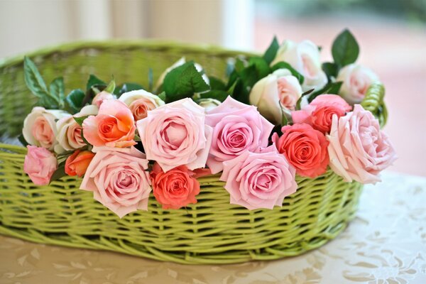 Розовые розы в плетеной корзине