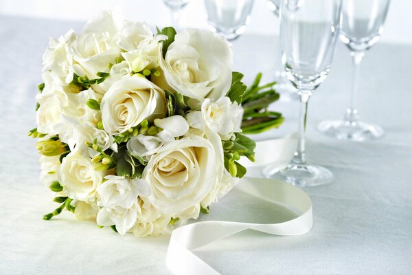 Ramo de rosas de boda blancas