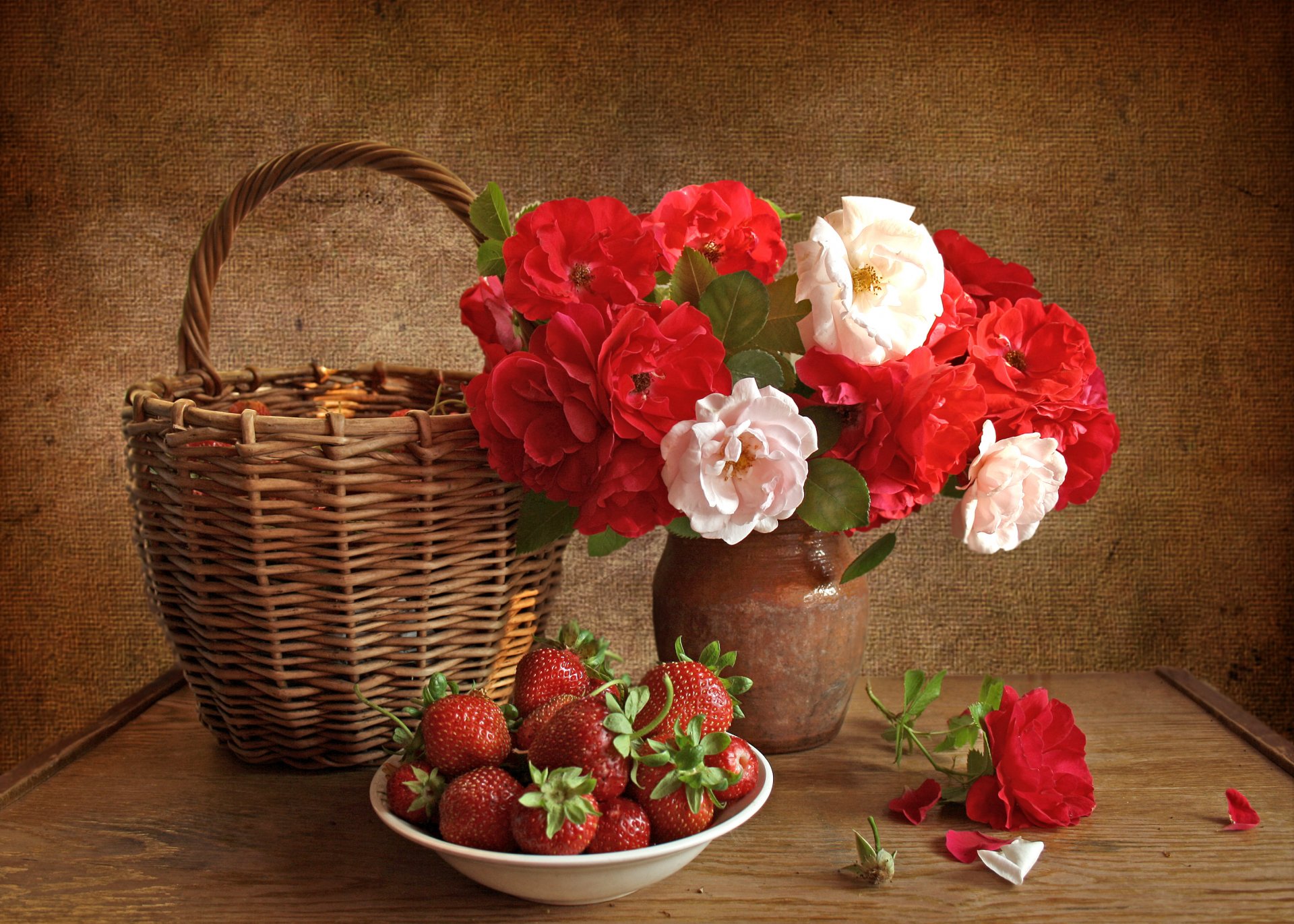 nature morte vase fraise fleurs roses