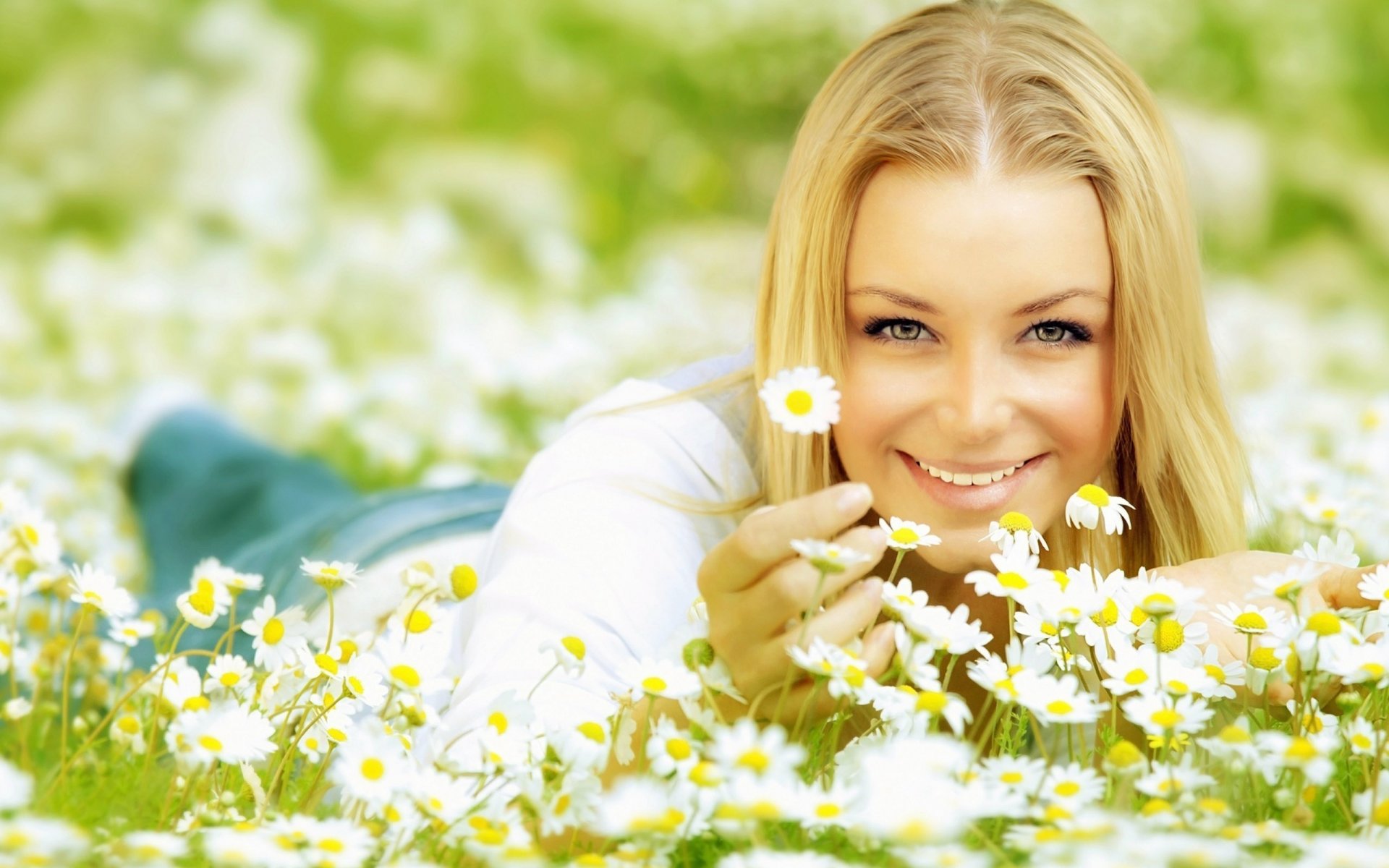 blumen kamille mädchen blond lächeln blick sonne positiv freude glück augen gesicht hintergrund tapete