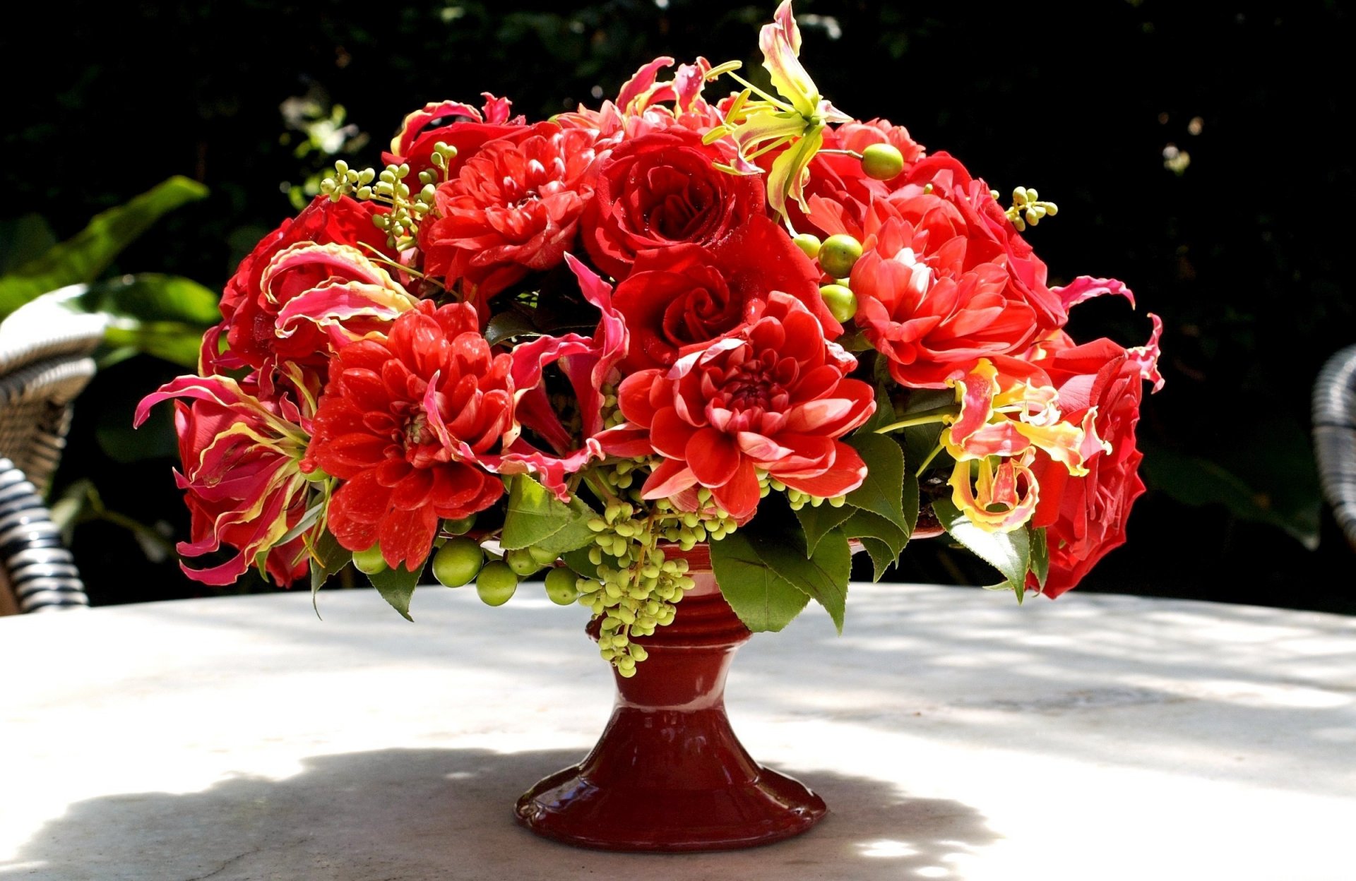 flores ramo florero gloriosa dalias rosas rojo