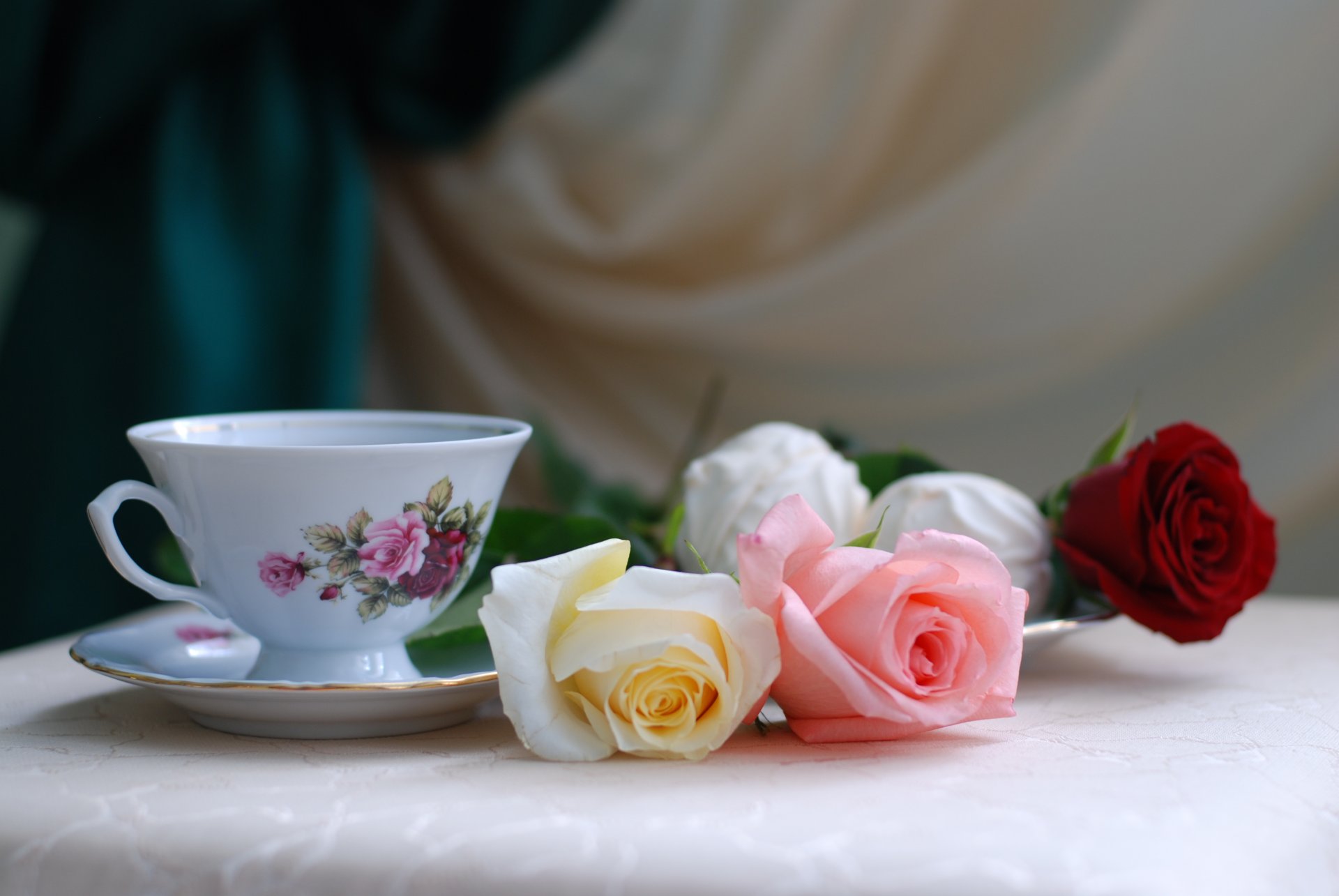 natura morta rose tè vacanza fiori tavolo tazza