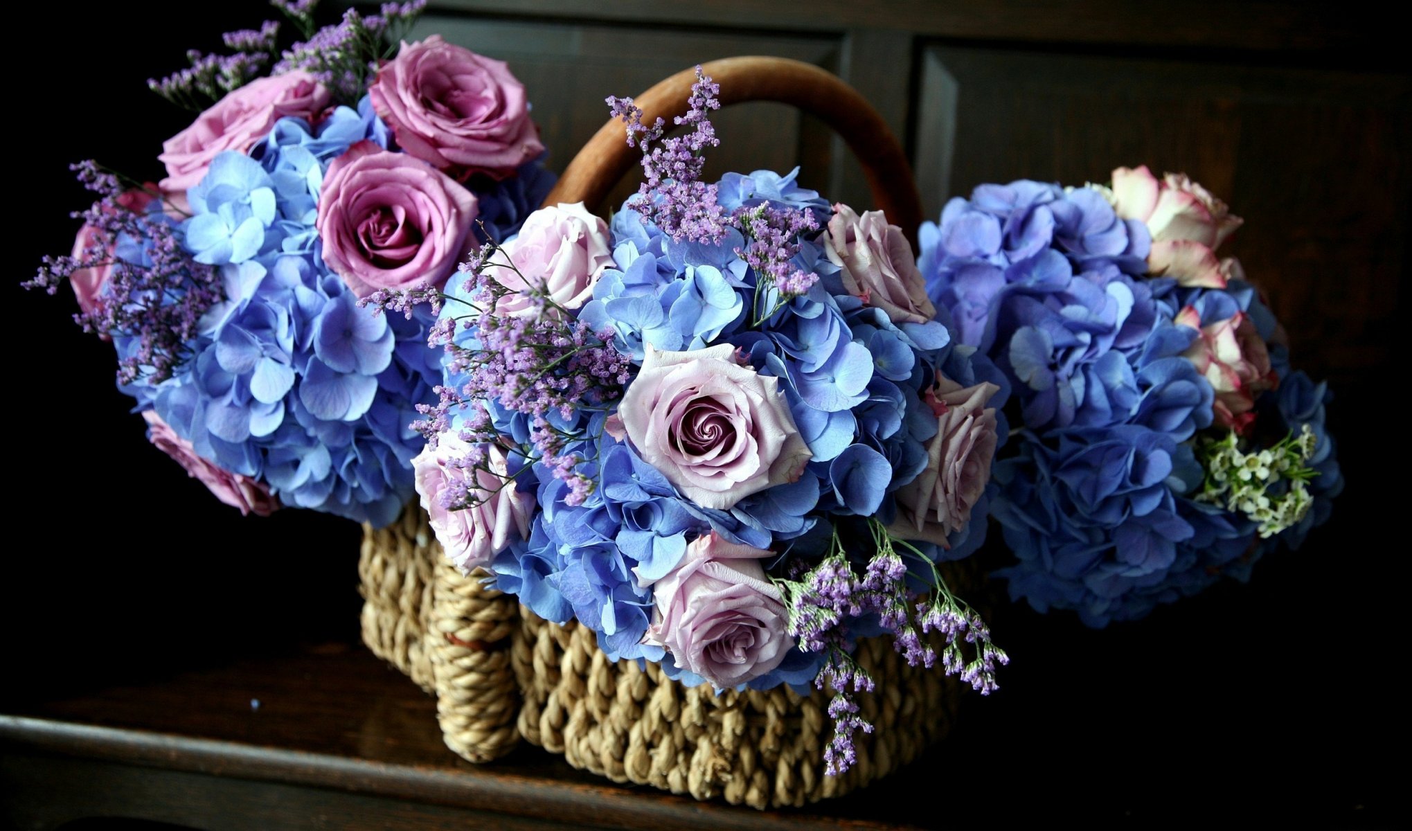 fleurs panier rose bleu roses hortensia