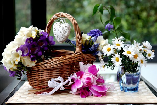 Belle composition de fleurs sur la table