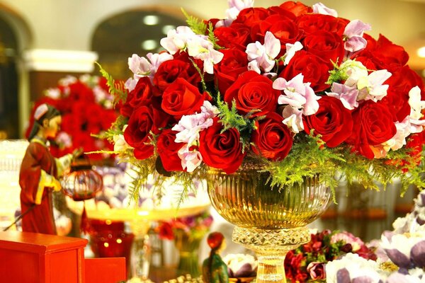 In un vaso un bellissimo mazzo di rose