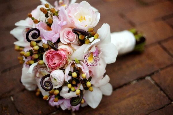 Bouquet da sposa sul pavimento in legno