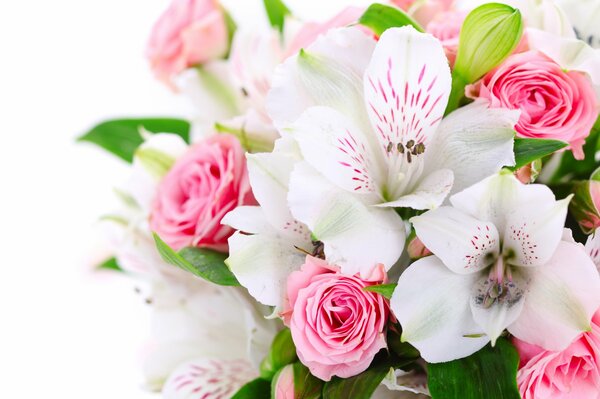 Bouquet di rose rosa e orchidee bianche