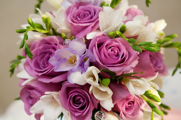 Свадебный букет с розами и белыми цветами
