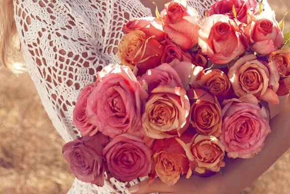 Bouquet di rose rosa in mano