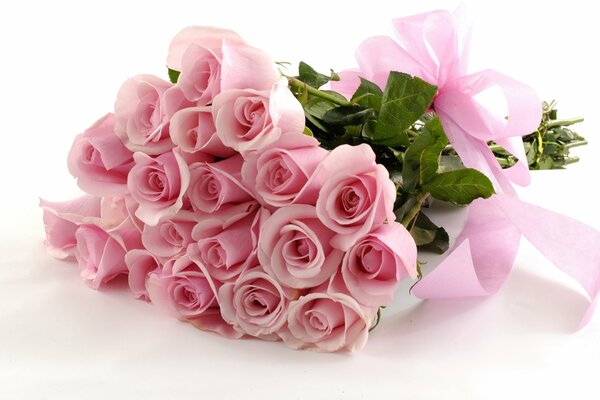 Букет нежно-розовых роз, перевязаный лентой