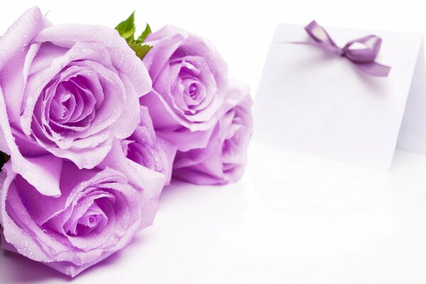 Para la fiesta del 8 de marzo, un ramo de rosas y una Postal