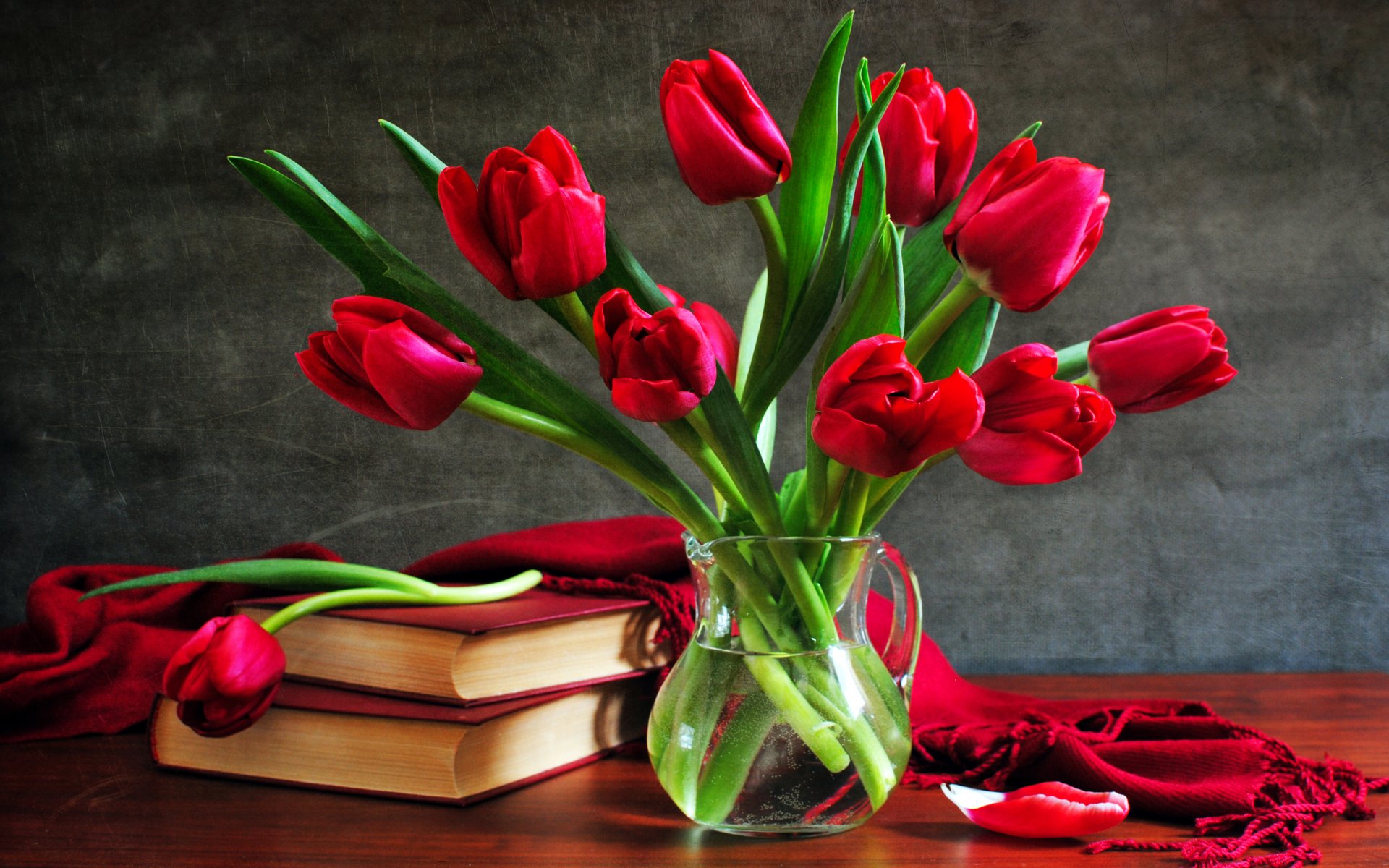 stillleben tulpen blumenstrauß vase bücher