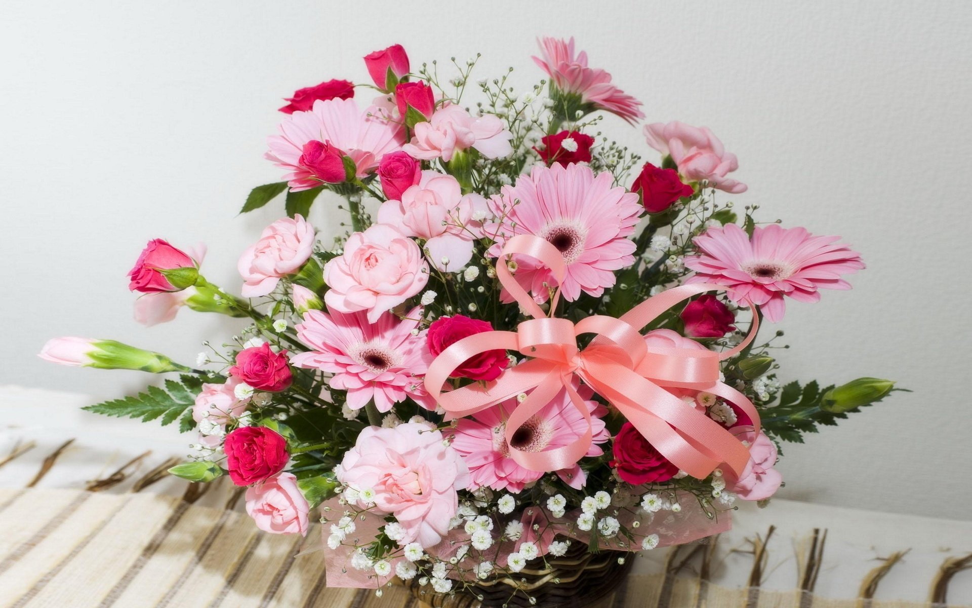 fiori bouquet cesto nastro gerbera