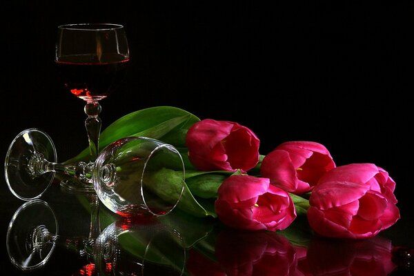 Un Bodegón elegante. Tulipanes rosados y copas de vino