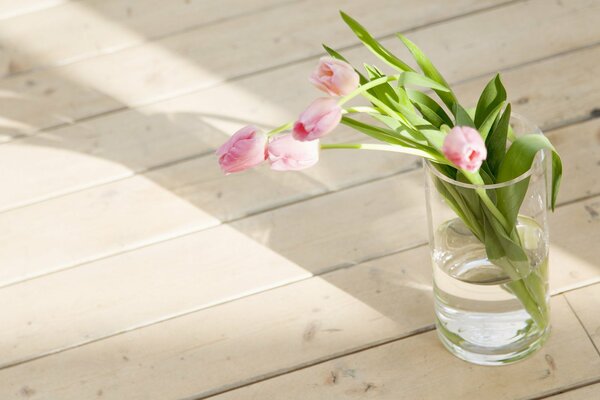 Mazzo di tulipani in vaso sul pavimento