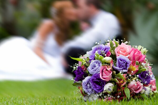 Bouquet de fleurs colorées sur fond de jeunes mariés