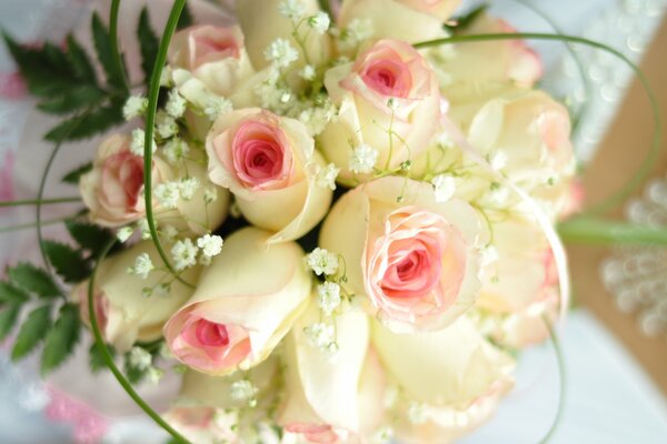 Bouquet da sposa di rose bianche e rosa