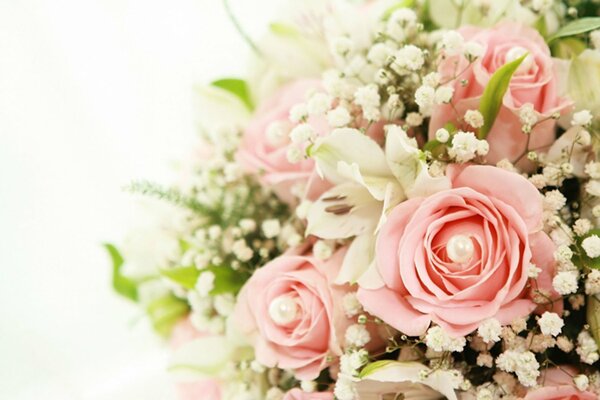 Pink roses combined with lilies are the hit of the season