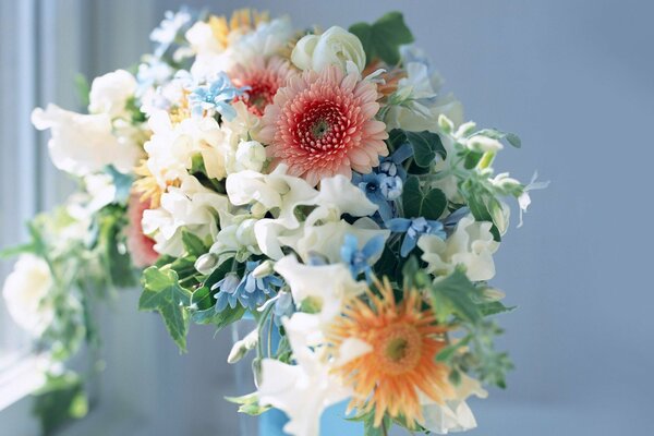 Bouquet de fleurs de luxe près de la fenêtre