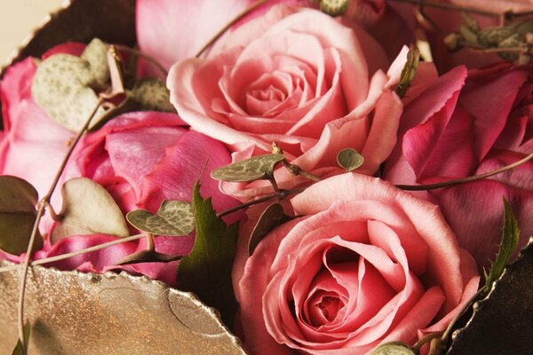 Bellissimo mazzo di fiori di rose rosa