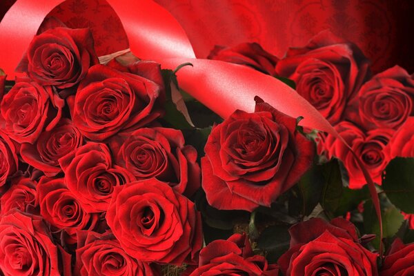 Roses rouges avec ruban rouge
