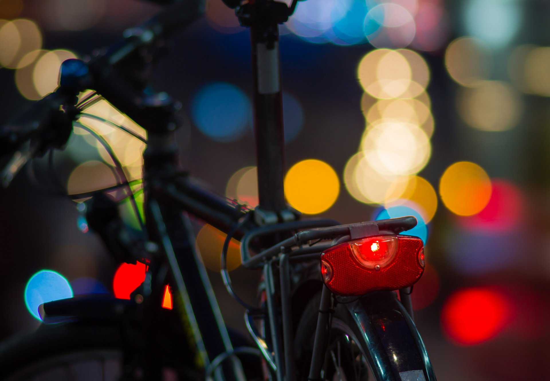 bicicletta bokeh luci multicolore sera notte macro