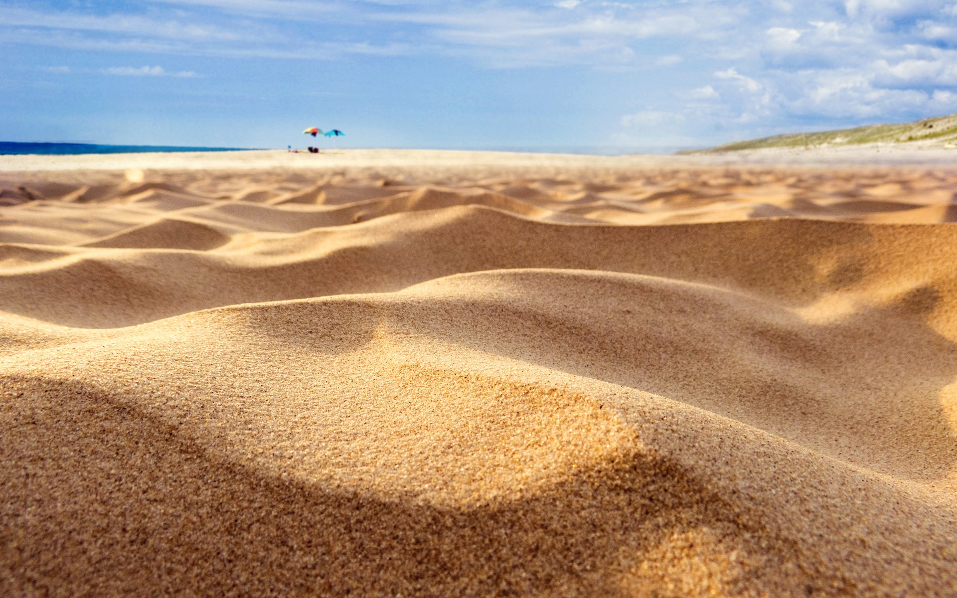 sabbia spiaggia mare ombrelloni messa a fuoco